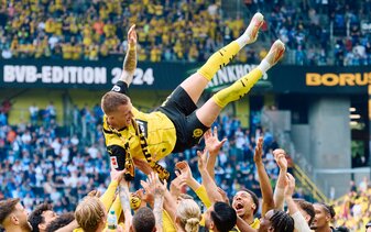 Dortmunds Marco Reus wird nach dem Spiel von seinen Mitspielern gefeiert. Dortmunds Marco Reus wird nach dem Spiel von seinen Mitspielern gefeiert.