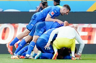 Hoffenheims Mannschaft jubelt über das Tor zum 4:2 gegen den FC Bayern München. Hoffenheims Mannschaft jubelt über das Tor zum 4:2 gegen den FC Bayern München.