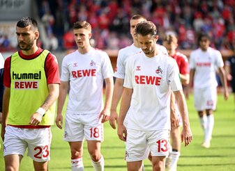 Die Kölner Spieler gehen nach der Niederlage in Heidenheim mit hängenden Köpfen vom Rasen. Die Kölner Spieler gehen nach der Niederlage in Heidenheim mit hängenden Köpfen vom Rasen.