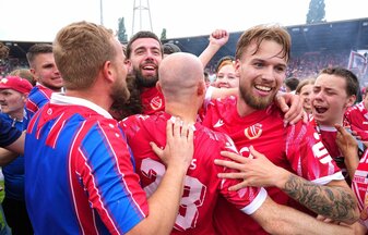 Die Spieler von Energie Cottbus bejubeln nach Schlusspfiff und Platzsturm den Aufstieg mit den Fans. Die Spieler von Energie Cottbus bejubeln nach Schlusspfiff und Platzsturm den Aufstieg mit den Fans.