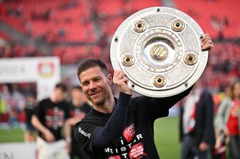 28 Siege und sechs Unentschieden: Leverkusen-Trainer Xabi Alonso jubelt mit der Meisterschale. 28 Siege und sechs Unentschieden: Leverkusen-Trainer Xabi Alonso jubelt mit der Meisterschale.