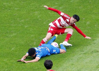 Vor der Aufstiegs-Relegation gelingt Fortuna Düsseldorf um Takashi Uchino (oben) ein Sieg gegen Magdeburg. Vor der Aufstiegs-Relegation gelingt Fortuna Düsseldorf um Takashi Uchino (oben) ein Sieg gegen Magdeburg.