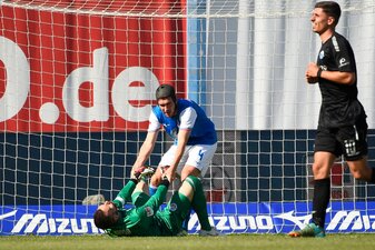 Damian Roßbach hilft Torwart Markus Kolke hoch. Der Rostocker Keeper patzte vor dem 1:1-Ausgleich. Damian Roßbach hilft Torwart Markus Kolke hoch. Der Rostocker Keeper patzte vor dem 1:1-Ausgleich.