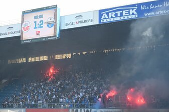 Schwarzer Rauch und Pyrotechnik ist auf der Südtribüne während des Spiels zu sehen. Schwarzer Rauch und Pyrotechnik ist auf der Südtribüne während des Spiels zu sehen.