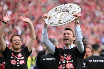 Simon Rolfes (r) hat seinen Vertrag erst im Herbst bis 2028 verlängert. Simon Rolfes (r) hat seinen Vertrag erst im Herbst bis 2028 verlängert.