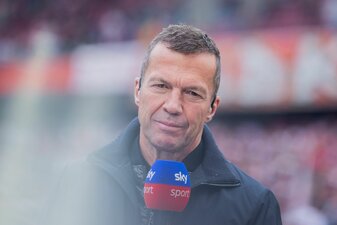 Der Rekordnationalspieler hält die Trainersuche beim FC Bayern für immer skurriler. Der Rekordnationalspieler hält die Trainersuche beim FC Bayern für immer skurriler.