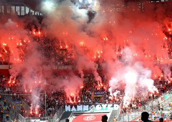 Die Hannoveraner Fans zündeten bengalische Fackeln im Stadion. Die Hannoveraner Fans zündeten bengalische Fackeln im Stadion.