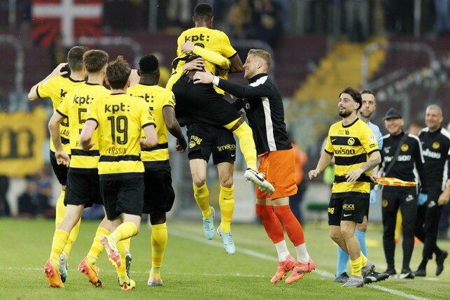 Mohamed Ali Camara von Bern (M) feiert mit seinen Mitspielern das 1:0.