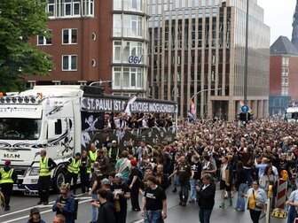 Zehntausende feiern die Aufstiegshelden in St. Pauli und Kiel Zehntausende feiern die Aufstiegshelden in St. Pauli und Kiel