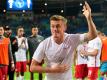 Der für den FC Augsburg spielende Georg Teigl wird von den Fans seines Ex-Vereins RB Leipzig gefeiert. Foto: Hendrik Schmidt
<br>dpa-infocom GmbH