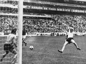 Karl-Heinz Schnellinger erzielte bei der WM 1970 in Mexiko das 1:1 gegen Italien. Karl-Heinz Schnellinger erzielte bei der WM 1970 in Mexiko das 1:1 gegen Italien.
