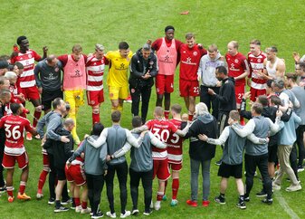 Trainer Daniel Thioune will mit den Düsseldorfern in die Bundesliga aufsteigen . Trainer Daniel Thioune will mit den Düsseldorfern in die Bundesliga aufsteigen .