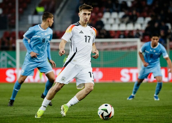 Einer mit A-Team-Perspektive darf mittrainieren: Brajan Gruda unterstützt die Nationalmannschaft. Foto: Reinaldo Coddou H./Getty Images