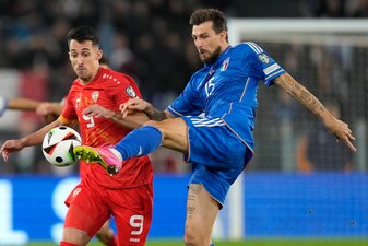 Musste sich vor dem Sportgericht verantworten: Italiens Francesco Acerbi (r). Musste sich vor dem Sportgericht verantworten: Italiens Francesco Acerbi (r).