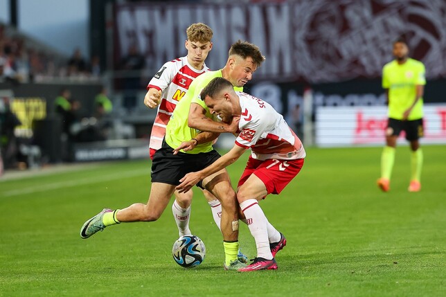 Schlagabtausch im Hinspiel: Im Relegations-Duell zwischen Regensburg und Wiesbaden bleibt es weiter offen.