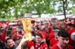 Fans des 1. FC Kaiserslautern feiern vor dem DFB-Pokal-Finale auf dem Breitscheidplatz.