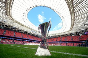 Die Champions-League-Trophäe geht erneut an den FC Barcelona. Die Champions-League-Trophäe geht erneut an den FC Barcelona.