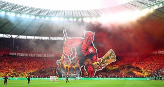 Die Fans des FCK verwandelten die Ostkurve im Berliner Olympiastadion kurz vor dem Spielbeginn in eine Höllenlandschaft. Die Fans des FCK verwandelten die Ostkurve im Berliner Olympiastadion kurz vor dem Spielbeginn in eine Höllenlandschaft.