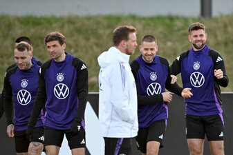 Bundestrainer Julian Nagelsmann (M.) bereitet die Nationalmannschaft in Thüringen auf die EM vor. Bundestrainer Julian Nagelsmann (M.) bereitet die Nationalmannschaft in Thüringen auf die EM vor.