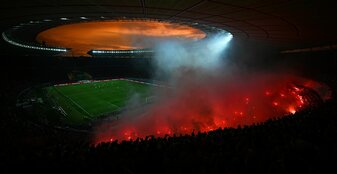 Die Fans des 1. FC Kaiserslautern brannten Pyrotechnik ab. Die Fans des 1. FC Kaiserslautern brannten Pyrotechnik ab.