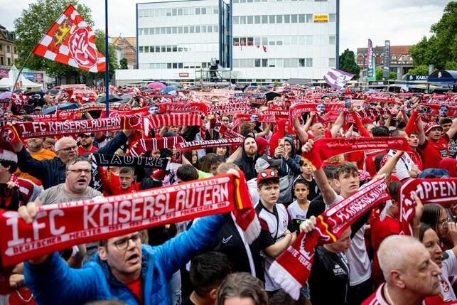 https://storage.fussballdaten.de/source/1/news/129504/auf-dem-stiftsplatz-kaiserslautern-warteten-fans-auf-ihre-fussballhelden-vom-1-fc-kaiserslautern--large.jpeg