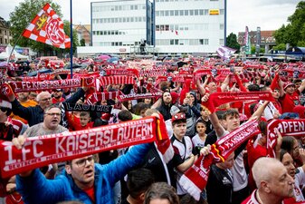 Auf dem Stiftsplatz in Kaiserslautern warteten Fans auf ihre Fußballhelden vom 1. FC Kaiserslautern. Auf dem Stiftsplatz in Kaiserslautern warteten Fans auf ihre Fußballhelden vom 1. FC Kaiserslautern.