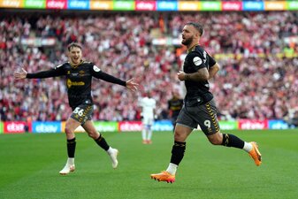 Besiegelte mit seinem Treffer den Wiederaufstieg für Southampton: Adam Armstrong. Besiegelte mit seinem Treffer den Wiederaufstieg für Southampton: Adam Armstrong.