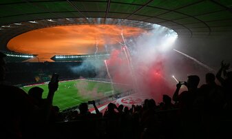 Fans von Kaiserslautern zündeten Pyrotechnik im Olympiastadion. Fans von Kaiserslautern zündeten Pyrotechnik im Olympiastadion.