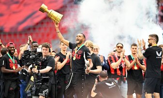 Leverkusens Jonathan Tah (M) präsentiert bei der Meisterfeier in der BayArena die Meisterschale und den Pokal. Leverkusens Jonathan Tah (M) präsentiert bei der Meisterfeier in der BayArena die Meisterschale und den Pokal.