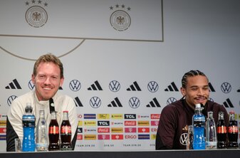 Bundestrainer Julian Nagelsmann (l) und Leroy Sané sprechen auf einer Pressekonferenz. Bundestrainer Julian Nagelsmann (l) und Leroy Sané sprechen auf einer Pressekonferenz.