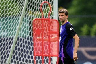 Thomas Müller steht während des Trainings der deutschen Auswahl auf dem Trainingsplatz. Thomas Müller steht während des Trainings der deutschen Auswahl auf dem Trainingsplatz.