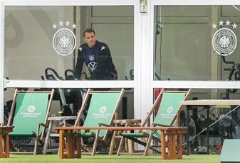 DFB-Torwart Manuel Neuer beim Aufwärmen in Blankenhain. DFB-Torwart Manuel Neuer beim Aufwärmen in Blankenhain.