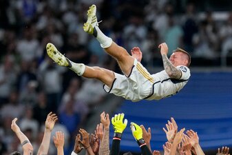 Real Madrids Star Toni Kroos hat beschlossen, seine Zeit als Profifußballer nach der EURO 2024 zu beenden. Real Madrids Star Toni Kroos hat beschlossen, seine Zeit als Profifußballer nach der EURO 2024 zu beenden.