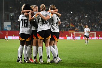 Deutschlands Spielerinnen jubeln über den Treffer zum 2:1. Deutschlands Spielerinnen jubeln über den Treffer zum 2:1.