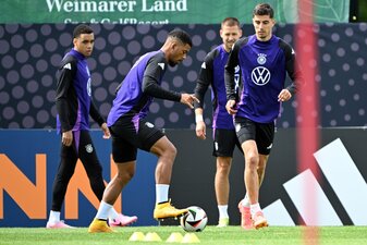 Kai Havertz (r.) sieht sich bei der EM als klare Sturmspitze.