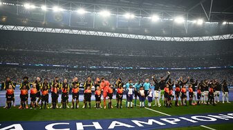 Beide Mannschaften stellen sich für das Finale auf. Am Ende gewinnt Real Madrid - mal wieder. Beide Mannschaften stellen sich für das Finale auf. Am Ende gewinnt Real Madrid - mal wieder.