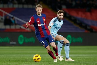 Frenkie de Jong (l) will beim FC Barcelona bleiben. Frenkie de Jong (l) will beim FC Barcelona bleiben.
