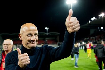 Daumen hoch: Peter Zeidler wird neuer Trainer von Bundesligist VfL Bochum. Daumen hoch: Peter Zeidler wird neuer Trainer von Bundesligist VfL Bochum.
