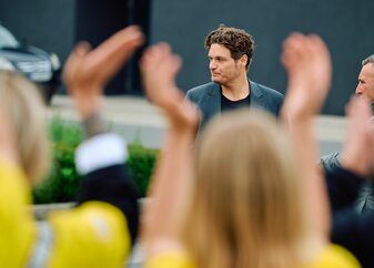 Trainer Edin Terzic und der BVB wurden auf dem Dortmunder Vereinsgelände mit Applaus begrüßt. Trainer Edin Terzic und der BVB wurden auf dem Dortmunder Vereinsgelände mit Applaus begrüßt.