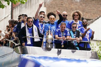 Leicesters Aufstiegscoach Enzo Maresca (M) unterschrieb beim FC Chelsea einen Vertrag über fünf Jahre. Leicesters Aufstiegscoach Enzo Maresca (M) unterschrieb beim FC Chelsea einen Vertrag über fünf Jahre.