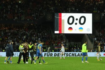 Spieler und Medienvertreter waren aufgefordert worden, im Stadion zu bleiben. Spieler und Medienvertreter waren aufgefordert worden, im Stadion zu bleiben.
