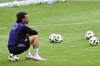 Im letzten EM-Test gegen Griechenland plant der Bundestrainer offenbar mit Sané. Im letzten EM-Test gegen Griechenland plant der Bundestrainer offenbar mit Sané.