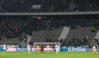 Eintracht Frankfurt ist für die Ausschreitungen im Rahmen des Bundesliga-Spiels gegen Stuttgart zu einer Geldstrafe verurteilt worden. Eintracht Frankfurt ist für die Ausschreitungen im Rahmen des Bundesliga-Spiels gegen Stuttgart zu einer Geldstrafe verurteilt worden.