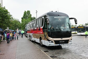 Zu den Vorrundenspielen geht es für die DFB-Auswahl mit dem Bus. Zu den Vorrundenspielen geht es für die DFB-Auswahl mit dem Bus.
