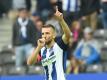 Herthas Vedad Ibisevic feiert seinen Treffer zum 1:0 gegen den HSV mit einem «Schnulli». Foto: Maurizio Gambarini
