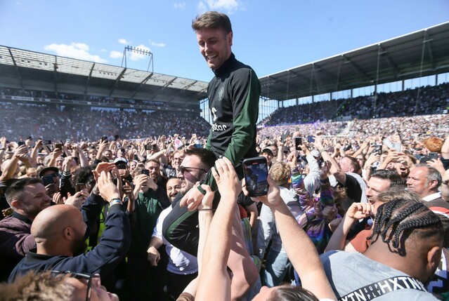 Nach Verlängerung im Mai: Verlässt Hürzeler St. Pauli in diesem Sommer doch noch? Foto: Selim Sudheimer/Getty Images