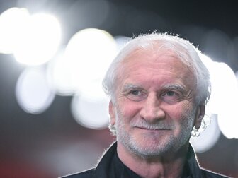 Völler stützt Neuer: "Manuel genießt unser absolutes Vertrauen" Völler stützt Neuer: "Manuel genießt unser absolutes Vertrauen"