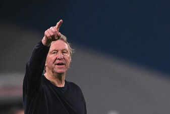 «Wir wollten irgendwann wie die Spanier Tikitaka spielen. Mit einer falschen Neun. Über die Halbräume. Das ist nicht mein Spiel», sagt der Bundestrainer der deutschen Fußballerinnen. «Wir wollten irgendwann wie die Spanier Tikitaka spielen. Mit einer falschen Neun. Über die Halbräume. Das ist nicht mein Spiel», sagt der Bundestrainer der deutschen Fußballerinnen.