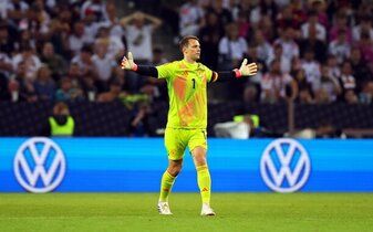 DFB-Torhüter Manuel Neuer steht nach seinem Patzer gegen Griechenland in der Kritik. DFB-Torhüter Manuel Neuer steht nach seinem Patzer gegen Griechenland in der Kritik.