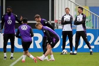 Bundestrainer Julian Nagelsmann und Co-Trainer Sandro Wagner schauen sich die Übungseinheit in Herzogenaurach an. Bundestrainer Julian Nagelsmann und Co-Trainer Sandro Wagner schauen sich die Übungseinheit in Herzogenaurach an.